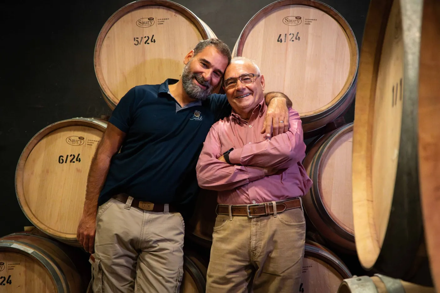 Dos generaciones de la familia Carelli en la sala de barricas